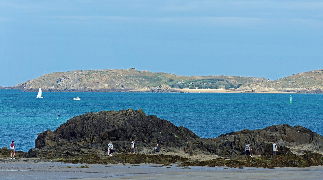 L'île de Cézembre vue depuis la chausée du Sillon à Saint-Malo (Ille-et-Vilaine)