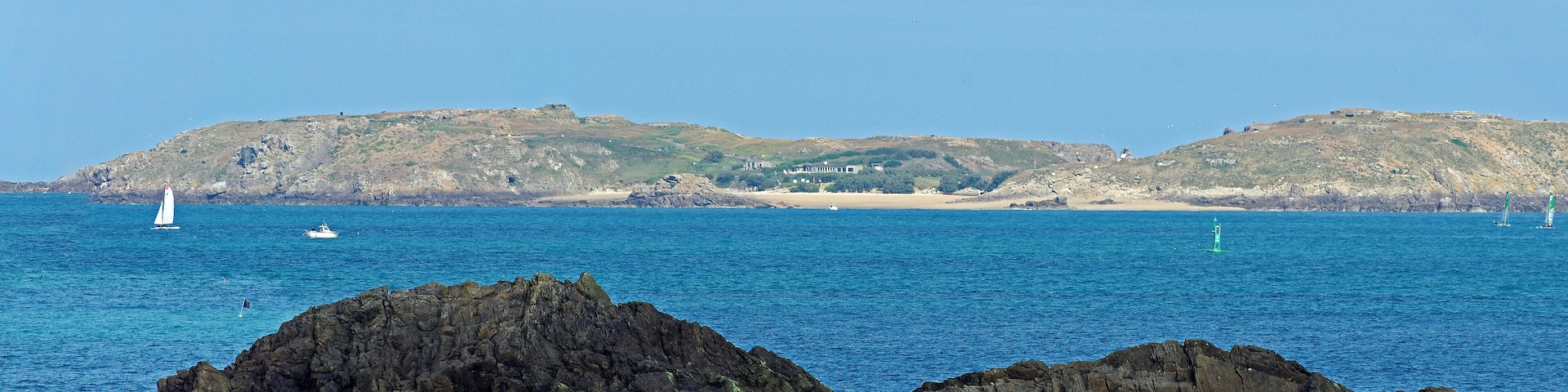 L'île de Cézembre vue depuis la chausée du Sillon à Saint-Malo (Ille-et-Vilaine)