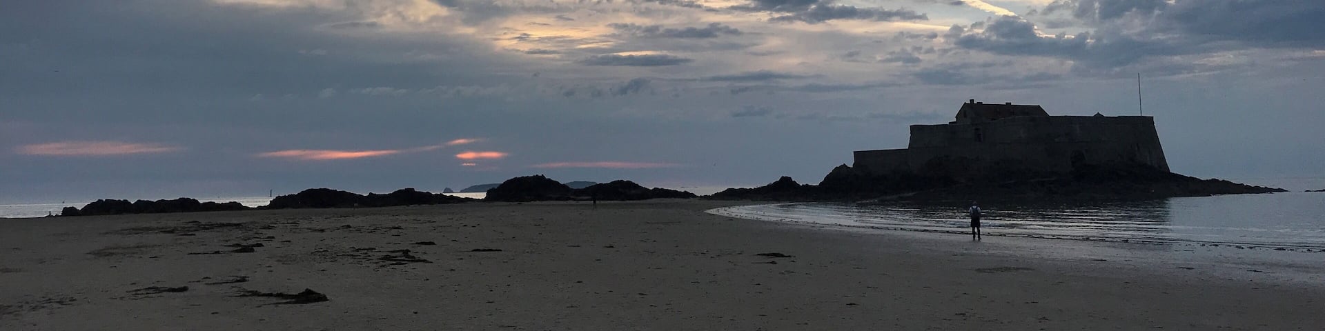 Evening sky over the beach at St Malo đ«đ·