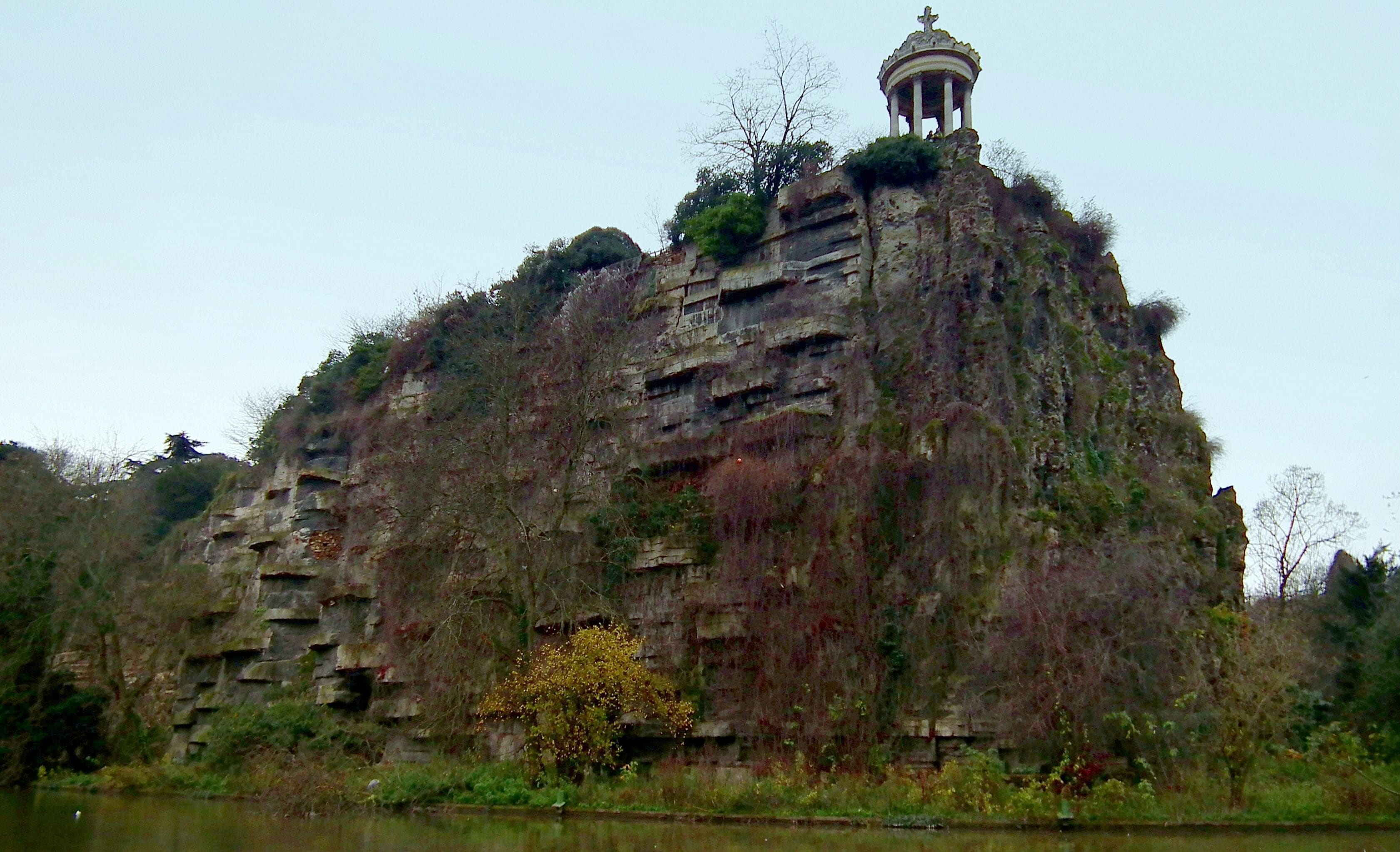 скала с ротондой