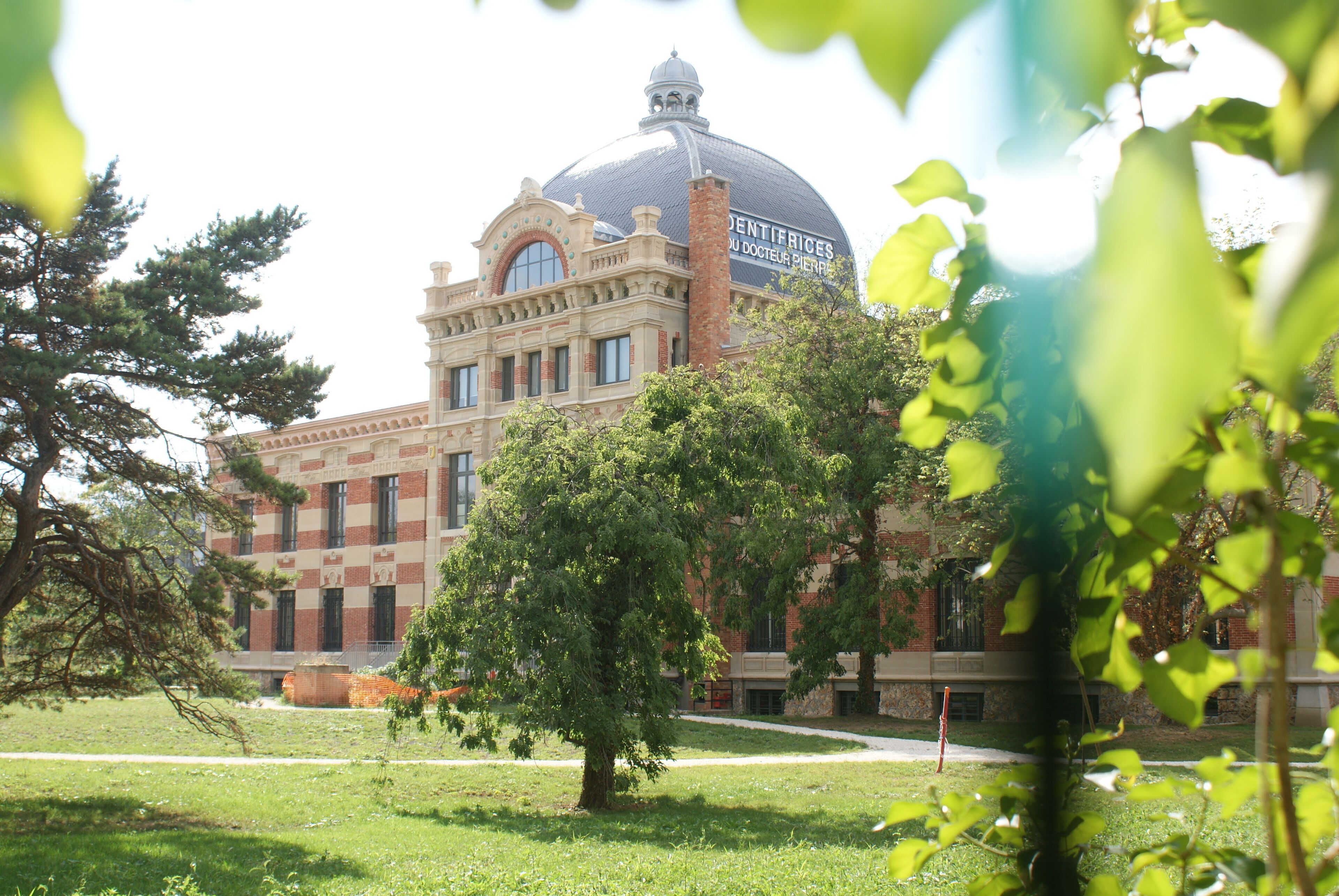 Usine Pharmaceutique du Docteur Pierre en 2017 après rénovation, vue depuis la rue Becquet, Nanterre. L'inscription "DENTIFRICES DU DOCTEUR PIERRE" est visible sur le dôme.