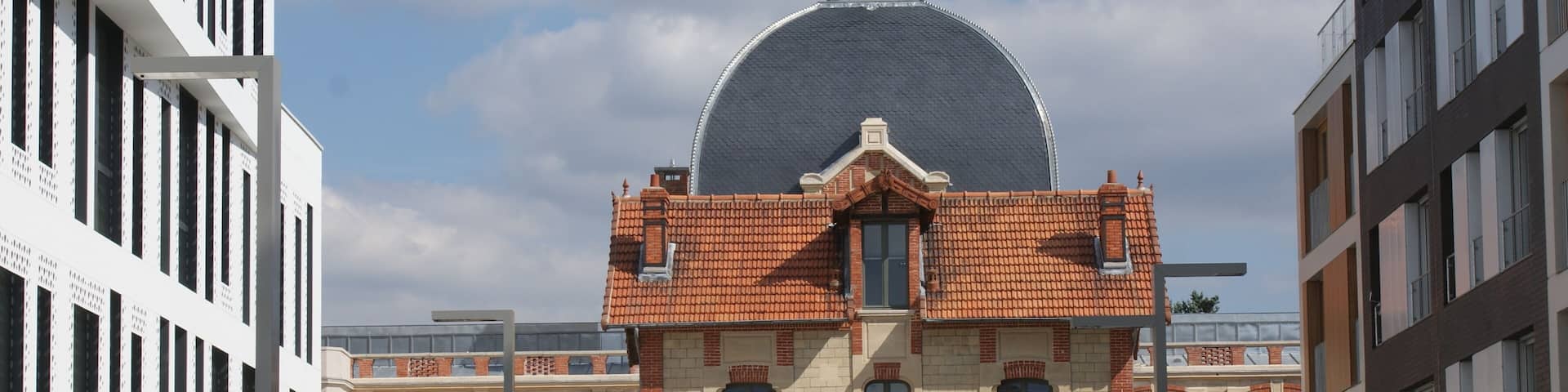 Usine Pharmaceutique du Docteur Pierre en 2017 après rénovation, vue depuis l'avenue du Général Galliéni, Nanterre. Les immeubles récents sont construits sur le terrain de l'usine. La maison est celle du directeur.