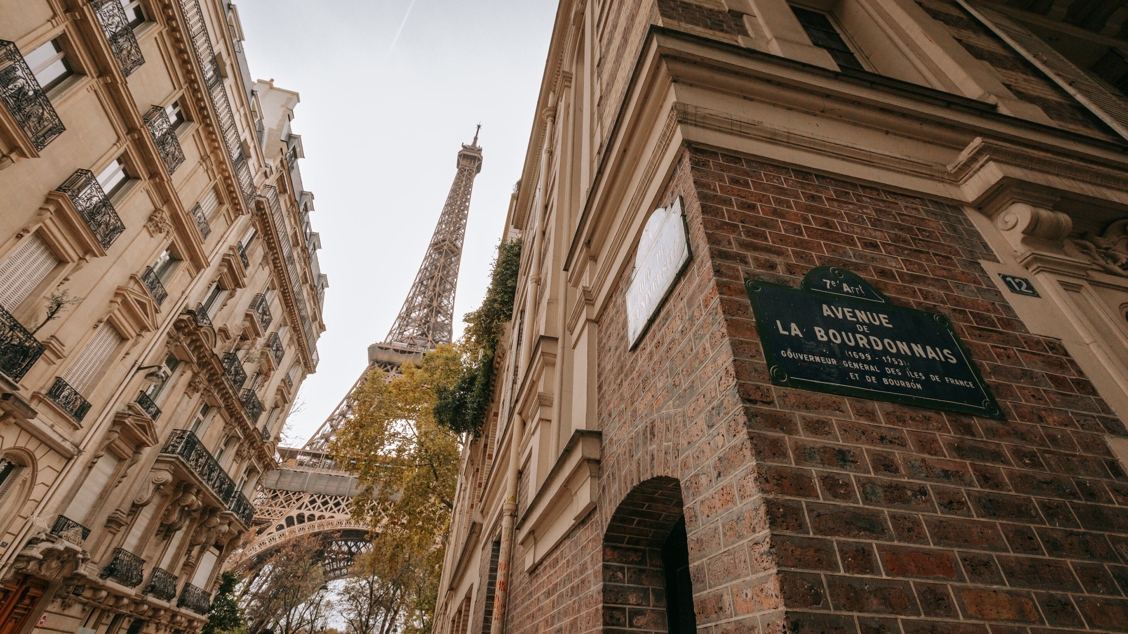 Quartier du Gros-Caillou featuring a monument