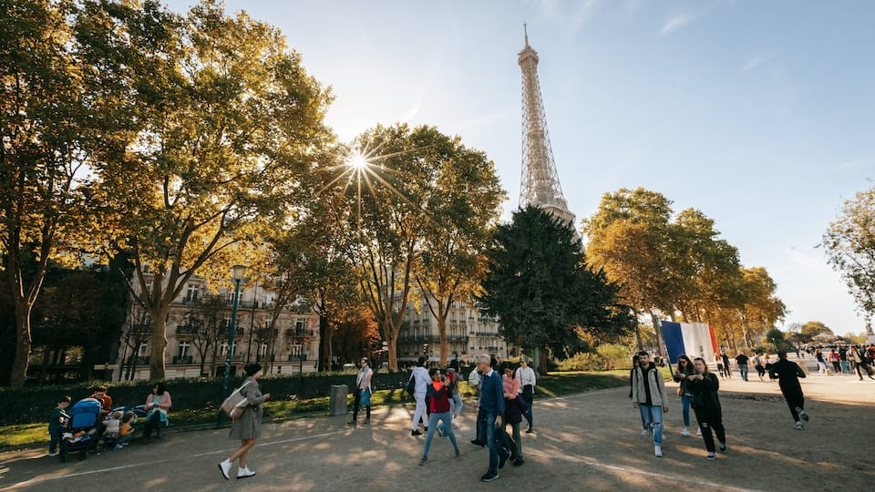 Quartier du Gros-Caillou which includes a sunset, street scenes and a monument