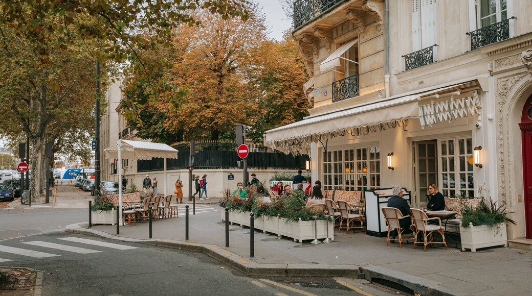 Quartier du Gros-Caillou featuring street scenes and outdoor eating