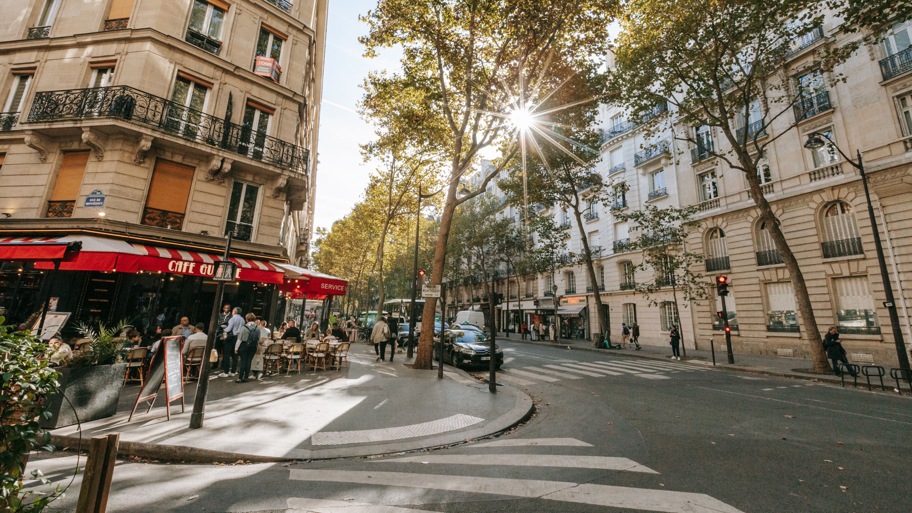 Quartier du Gros-Caillou showing a sunset, a city and outdoor eating