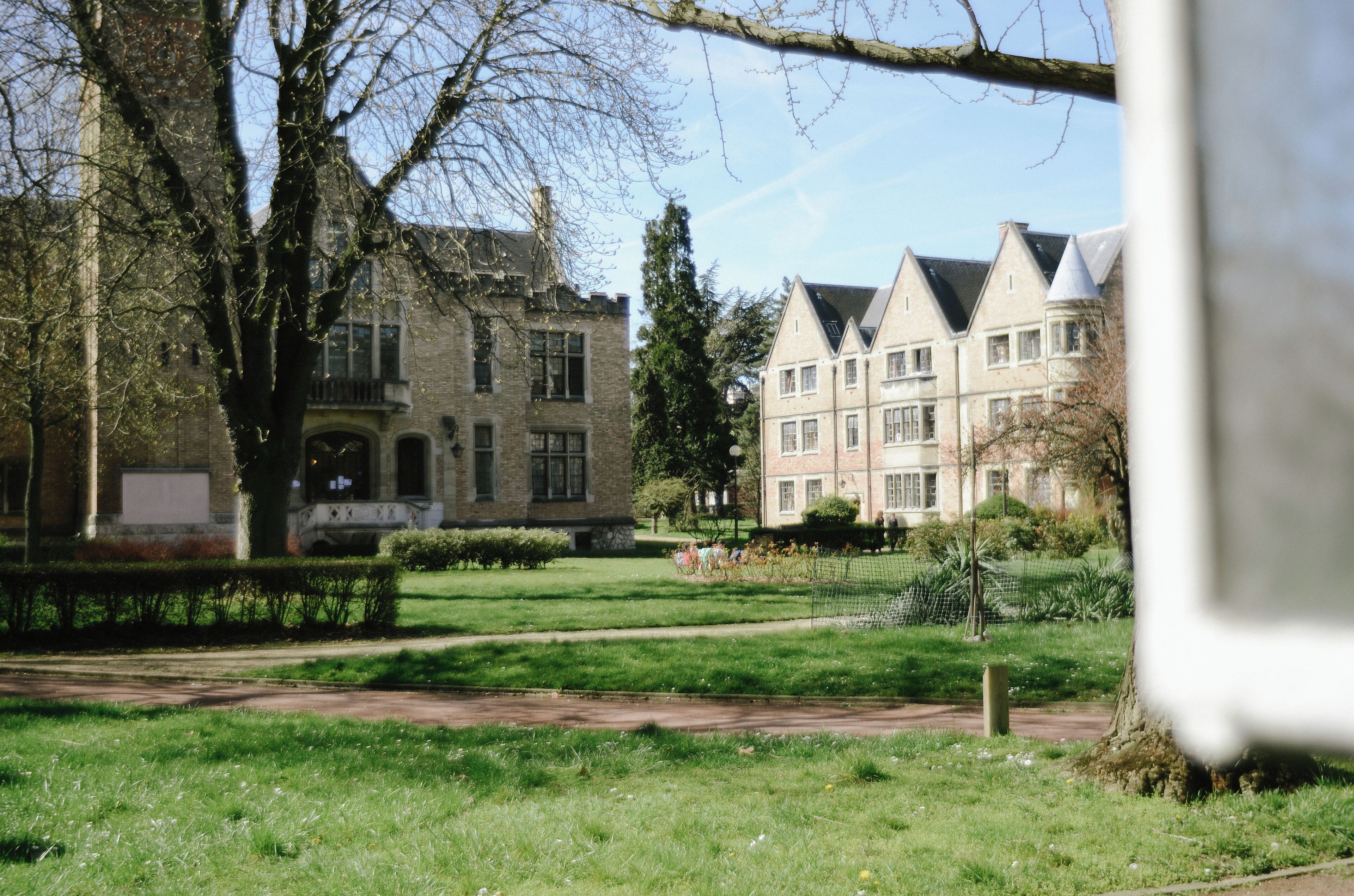 Vue de la pelouse principale de la Fondation Deutsch de la Meurthe.
