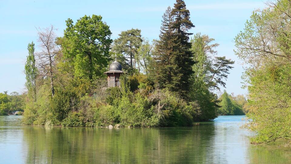 Paysage d'arbres au bord de l'eau, île du lac inférieur du Bois de Boulogne à Paris, avec le kiosque de l'Empereur (France)