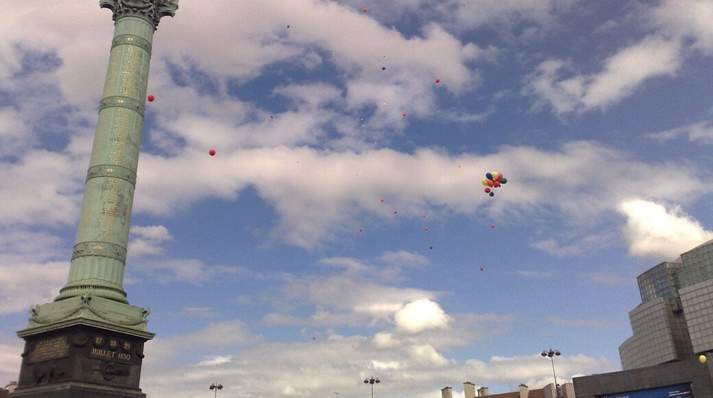 Balloons in the sky at la Bastille (Paris, France) during the Gay Pride of the 28/06/08.
