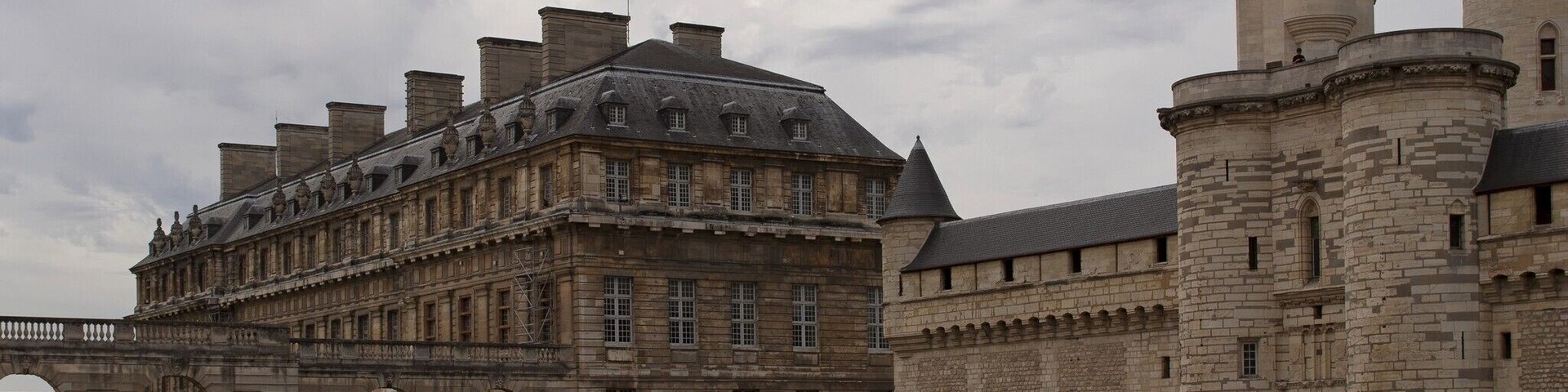 Un edificio histórico grande con varias torres y un patio.