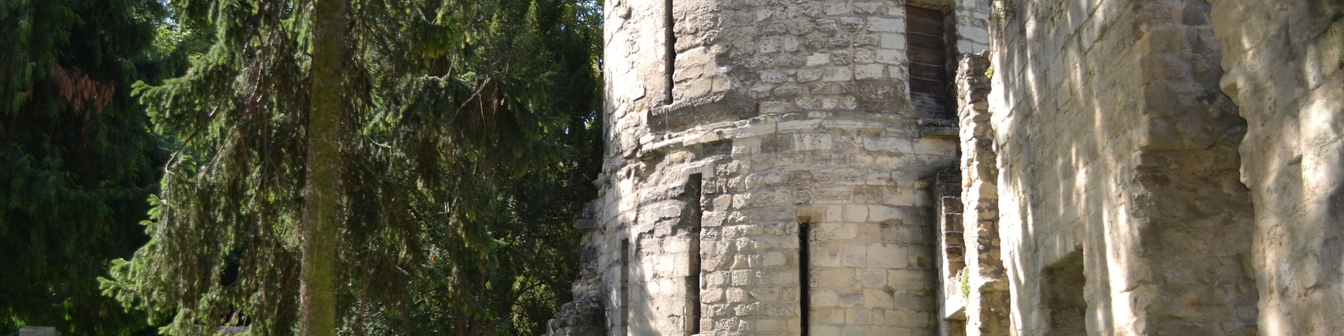 This building is classé au titre des Monuments Historiques. It is indexed in the Base Mérimée, a database of architectural heritage maintained by the French Ministry of Culture, under the reference PA00079900 .