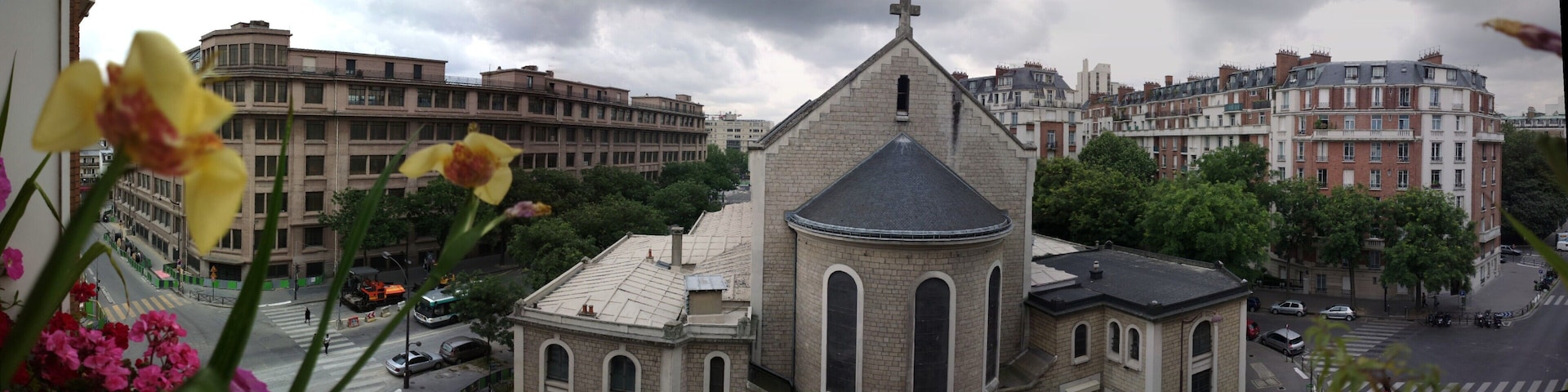 L'église catholique Saint-Gabriel et le lycée Hélène-Boucher vue de la Rue de Lagny (Paris 20ème). Vue de la Rue Mounet-Sully.