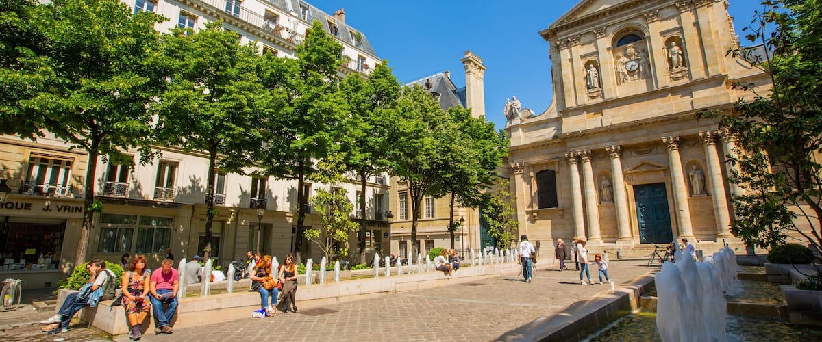 Sorbonne showing heritage architecture, street scenes and a fountain