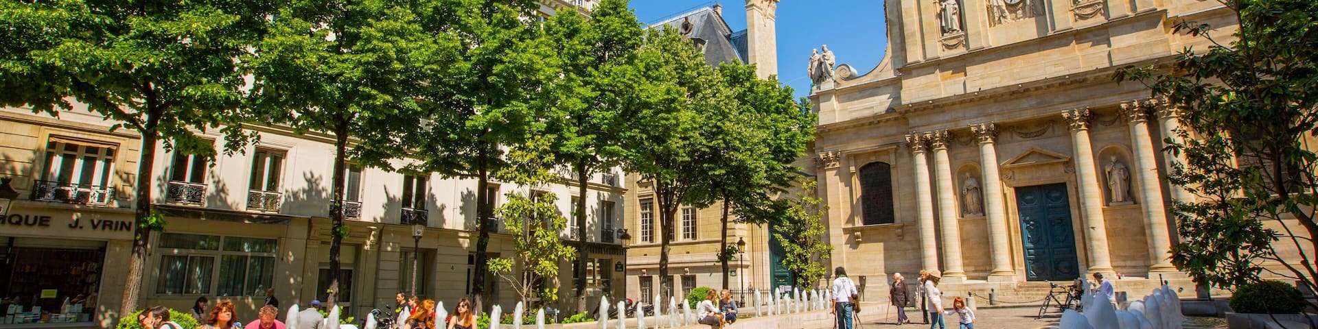 Sorbonne showing heritage architecture, street scenes and a fountain
