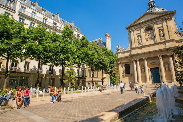 Sorbonne showing heritage architecture, street scenes and a fountain