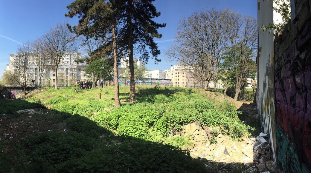 Le terrain du 2bis rue de l’Ourcq est situé entre le canal de l’Ourcq, qui relie Paris et Saint-Denis et attire de nombreux promeneurs, et la Petite Ceinture ferroviaire, voie historique construite sous le Second Empire. Ce terrain s’intègre à « Ourcq-Jaurès », secteur dont la requalification est en cours d’achèvement. Des programmes mixtes et des équipements publics ont été développés depuis une dizaine d’années, rendant le quartier très attractif. Le terrain proposé, de plus de 1 300 m², jouit d’une grande originalité, étant situé à l’arrière de la Petite Ceinture (RFF), et accessible par une voûte sous l’infrastructure ferroviaire, déclassée du domaine public ferroviaire. 2 bis rue de l'Ourcq, Paris, France.