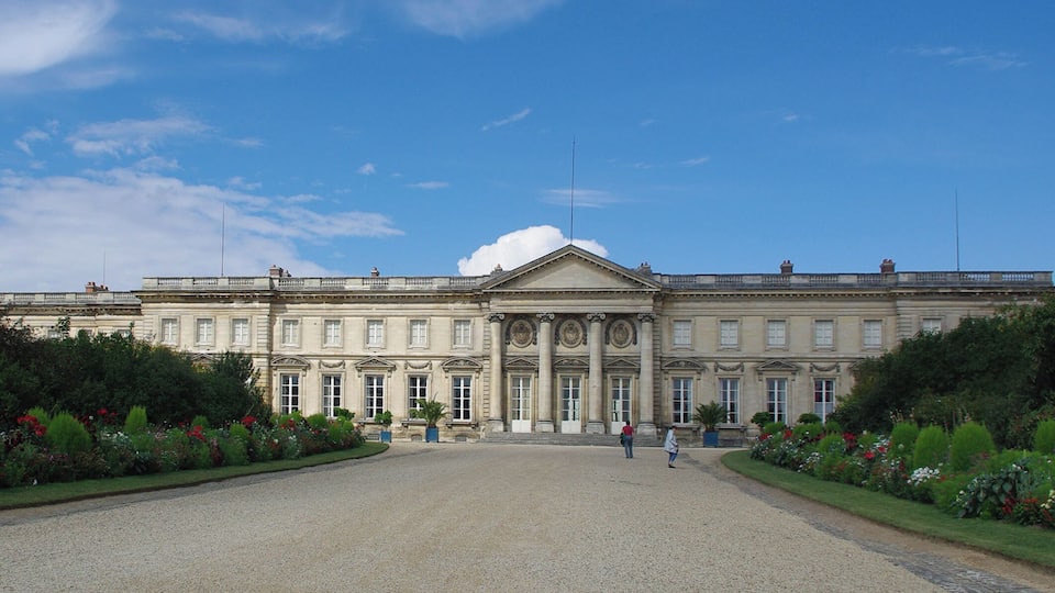 Vue du château de Compiègne depuis l'allée centrale des jardins