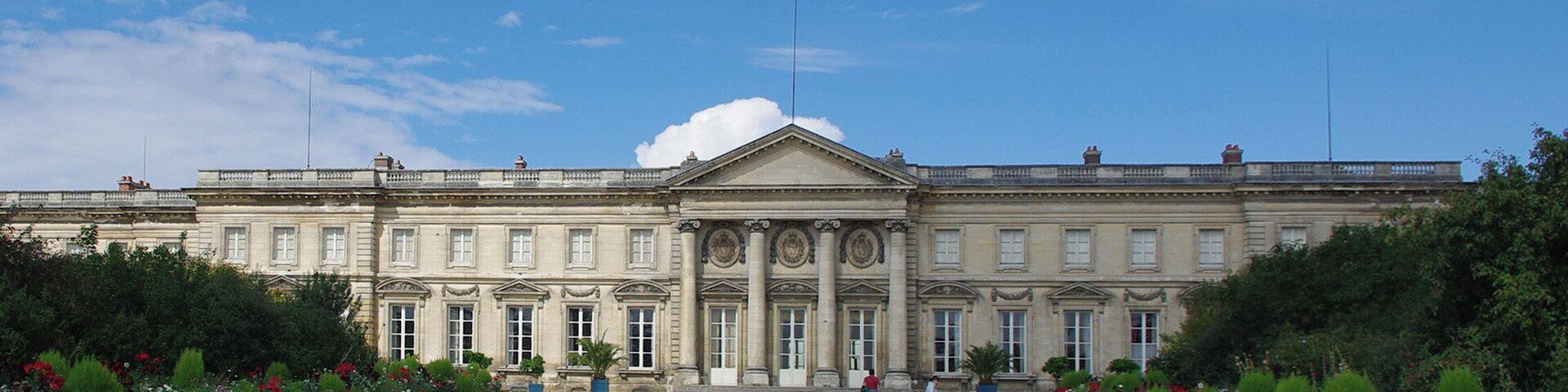 Vue du château de Compiègne depuis l'allée centrale des jardins