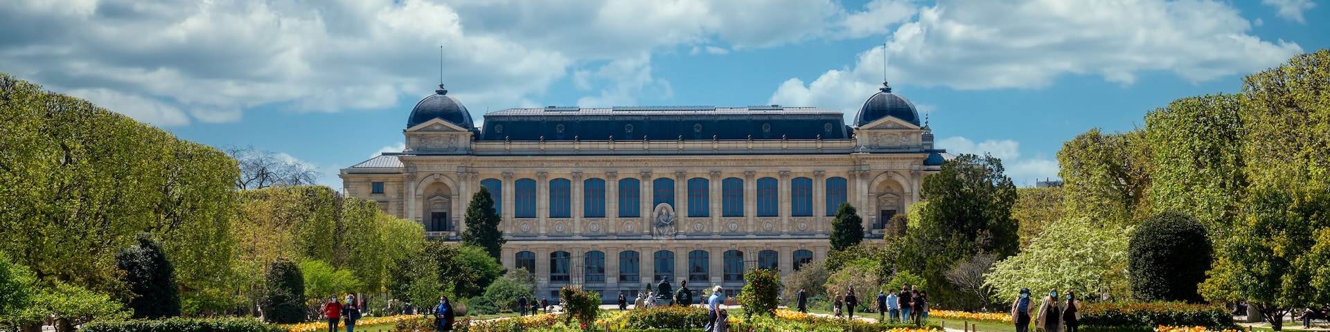 Parisians strolling in the Jardin des Plantes on a sunny spring day during the Covid-19 pandemic - Paris, France