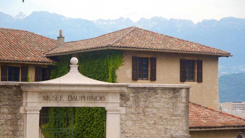 Un bâtiment doté d’un toit en tuiles et d’un mur en pierre sur lequel est inscrite la mention « MUSÉE DAUPHINOIS ».
