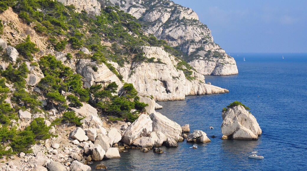the rock "Le Tonneau" (the barrel) near the Calanque des Pierres-Tombées