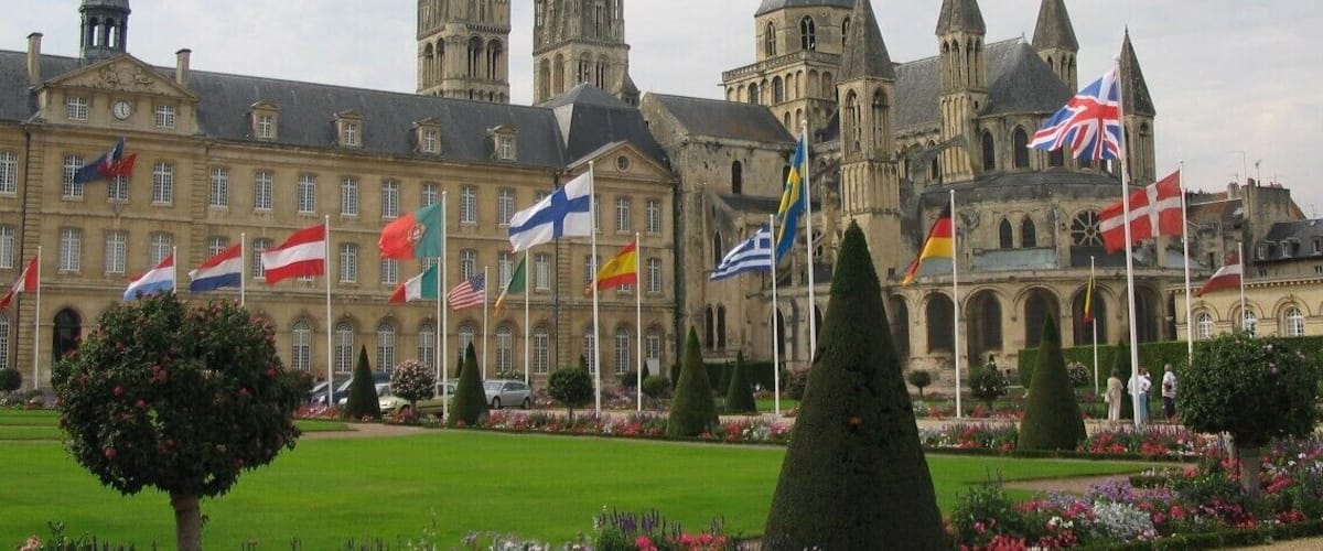 Fondés dans la 2ème partie du XIe s. par Guillaume le Conquérant, duc de Normandie et futur roi d'Angleterre qui y est inhumé, à l'ouest de la ville les bâtiments, formant un vaste ensemble avec l'église St-Etienne attenante, sont amplement remaniés jusqu'au XVIIIe. L'abbaye abrite depuis 1963 l'hôtel de ville.