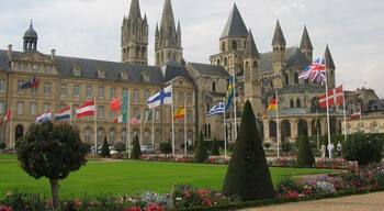 Fondés dans la 2ème partie du XIe s. par Guillaume le Conquérant, duc de Normandie et futur roi d'Angleterre qui y est inhumé, à l'ouest de la ville les bâtiments, formant un vaste ensemble avec l'église St-Etienne attenante, sont amplement remaniés jusqu'au XVIIIe. L'abbaye abrite depuis 1963 l'hôtel de ville.