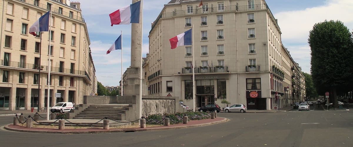Monument aux morts et hôtel Malherbe, place Foch à Caen (Calvados)