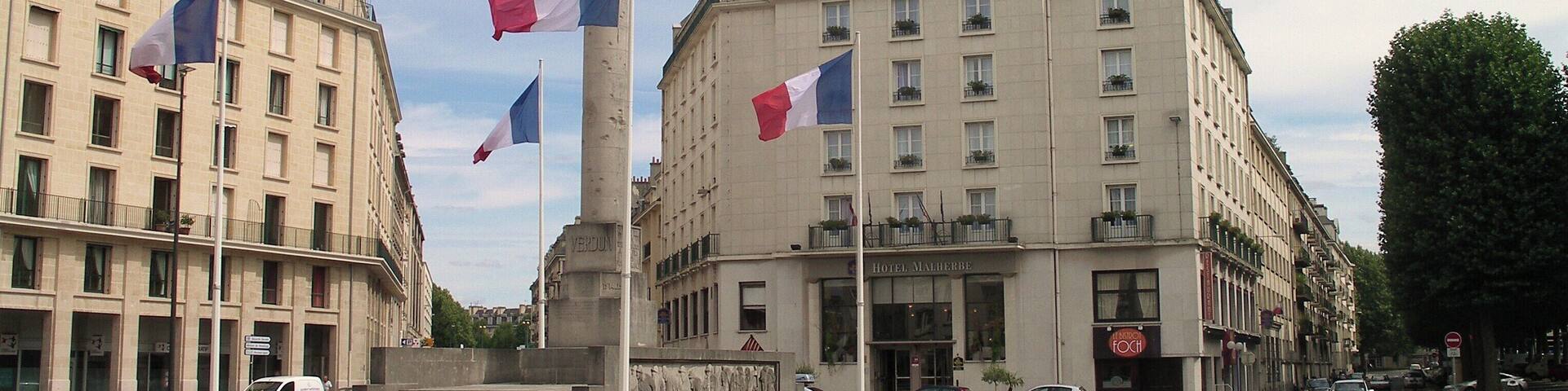 Monument aux morts et hôtel Malherbe, place Foch à Caen (Calvados)