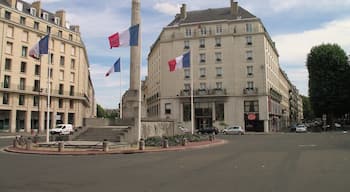 Monument aux morts et hôtel Malherbe, place Foch à Caen