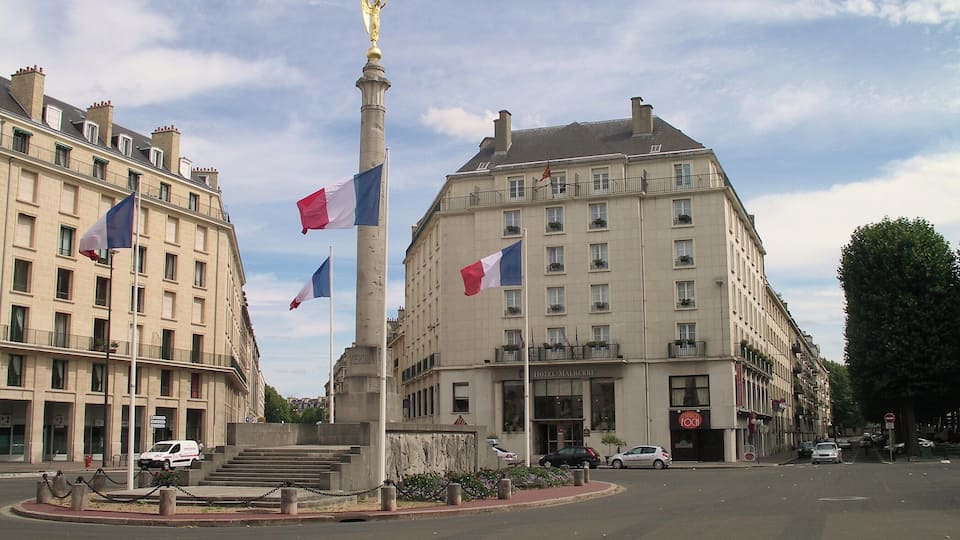 Monument aux morts et hĂŽtel Malherbe, place Foch Ă Caen (Calvados)