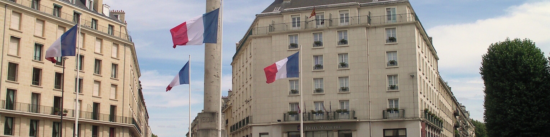 Monument aux morts et hôtel Malherbe, place Foch à Caen (Calvados)