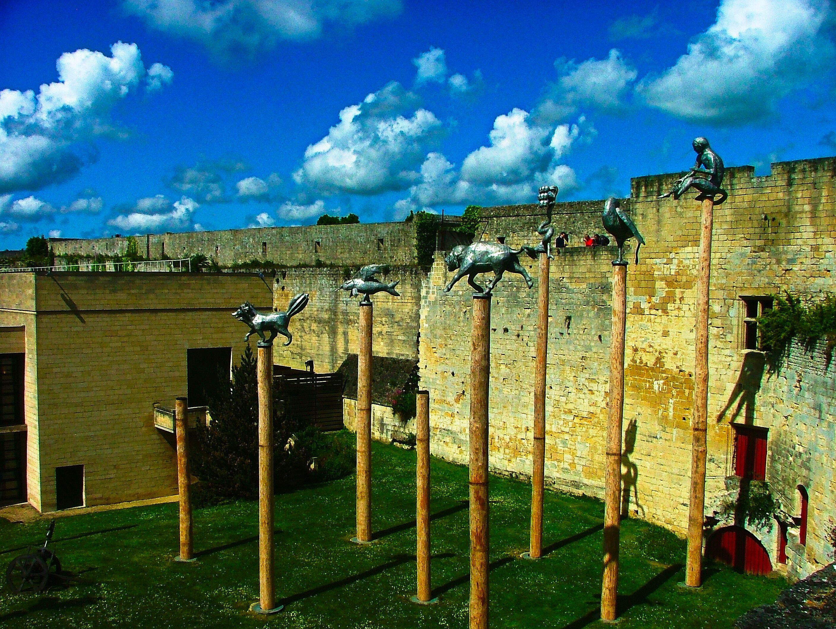 Im Jahre 1060 auf Geheiß Wilhelm des Eroberers erbaut, stellt es eine der größten Festungsanlagen Europas dar. Im Laufe der Zeit erst Fürstenresidenz, dann Festung, später Kaserne, steht die Burg von Caen heute ganz im Zeichen der Kultur. Sie beherbergt zahlreiche mittelalterliche Monumente sowie das Kunstmuseum der Stadt Caen und das Museum der Normandie. Quelle: http://de.normandie-tourisme.fr/pcu/chateau-ducal/caen/fiche-PCUNOR014FS000CC-3.html?iDD=6 P.S. Über die Figuren im Innenhof habe ich keine Informationen gefunden.