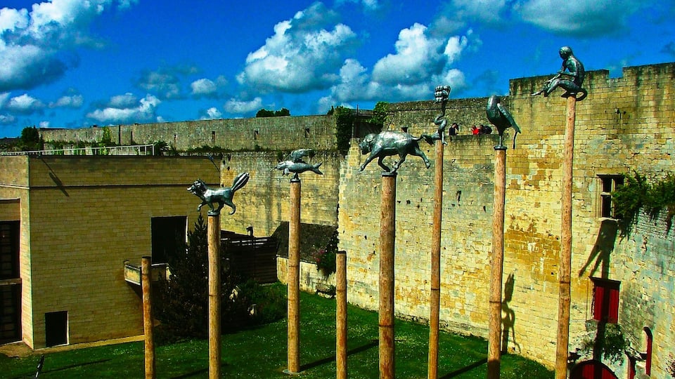 Im Jahre 1060 auf GeheiĂ Wilhelm des Eroberers erbaut, stellt es eine der gröĂten Festungsanlagen Europas dar. Im Laufe der Zeit erst FĂŒrstenresidenz, dann Festung, spĂ€ter Kaserne, steht die Burg von Caen heute ganz im Zeichen der Kultur. Sie beherbergt zahlreiche mittelalterliche Monumente sowie das Kunstmuseum der Stadt Caen und das Museum der Normandie. Quelle: http://de.normandie-tourisme.fr/pcu/chateau-ducal/caen/fiche-PCUNOR014FS000CC-3.html?iDD=6 P.S. Ăber die Figuren im Innenhof habe ich keine Informationen gefunden.