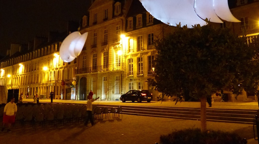 place Saint-Sauveur, Caen, le soir de la nuit impressionnante.