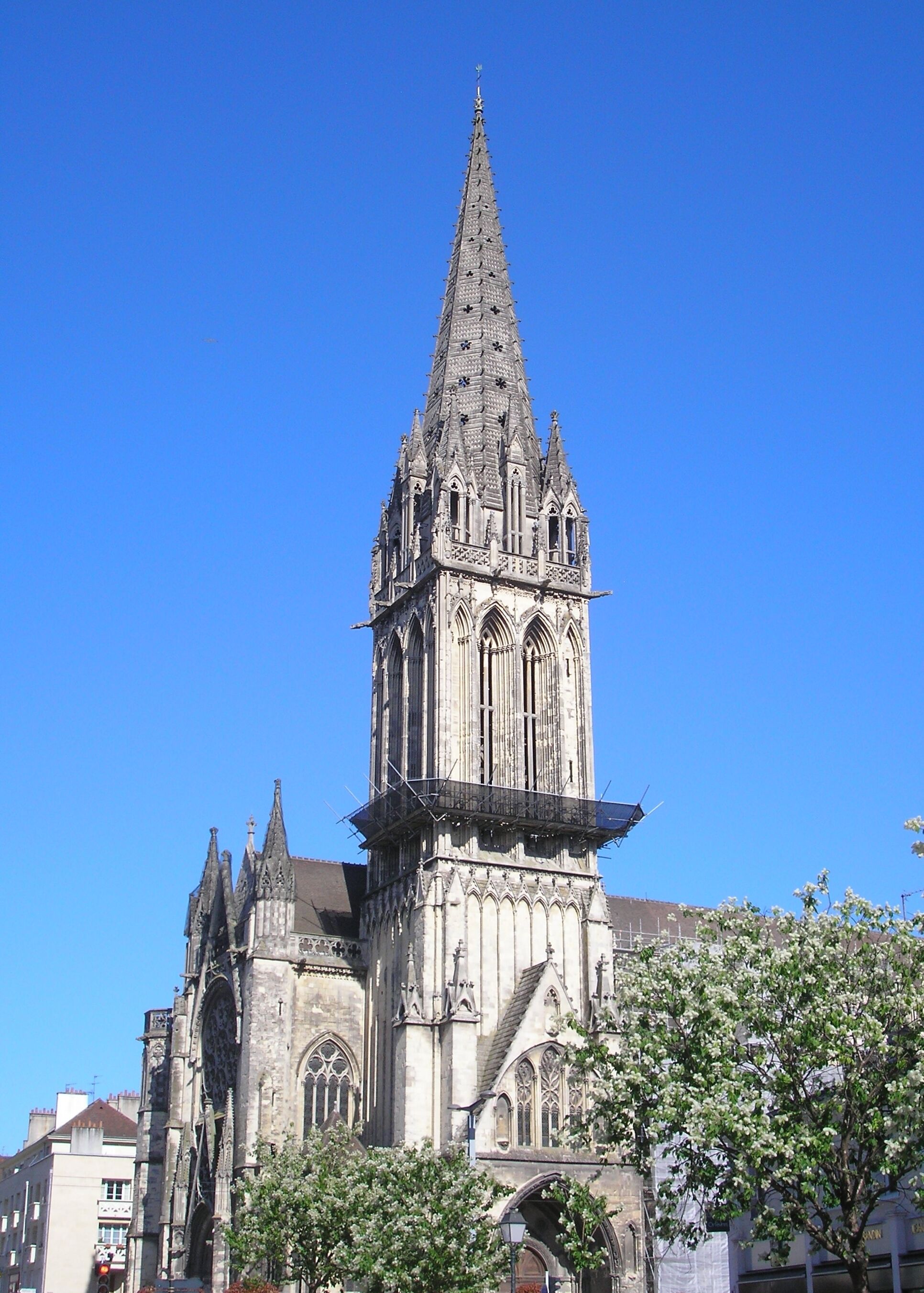 This building is indexed in the Base Mérimée, a database of architectural heritage maintained by the French Ministry of Culture, under the reference PA00111139 .
