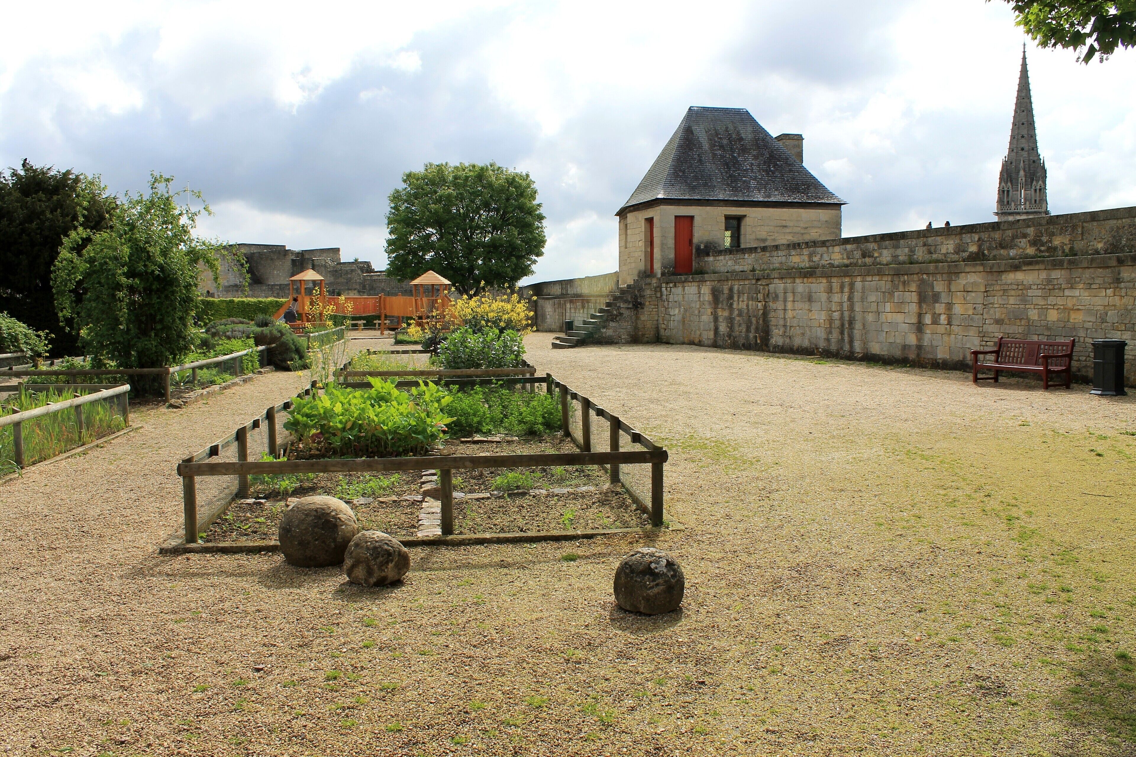 Le jardin des Simples du château de Caen (Calvados) avec des boulets de pierre retrouvés dans les fouilles.