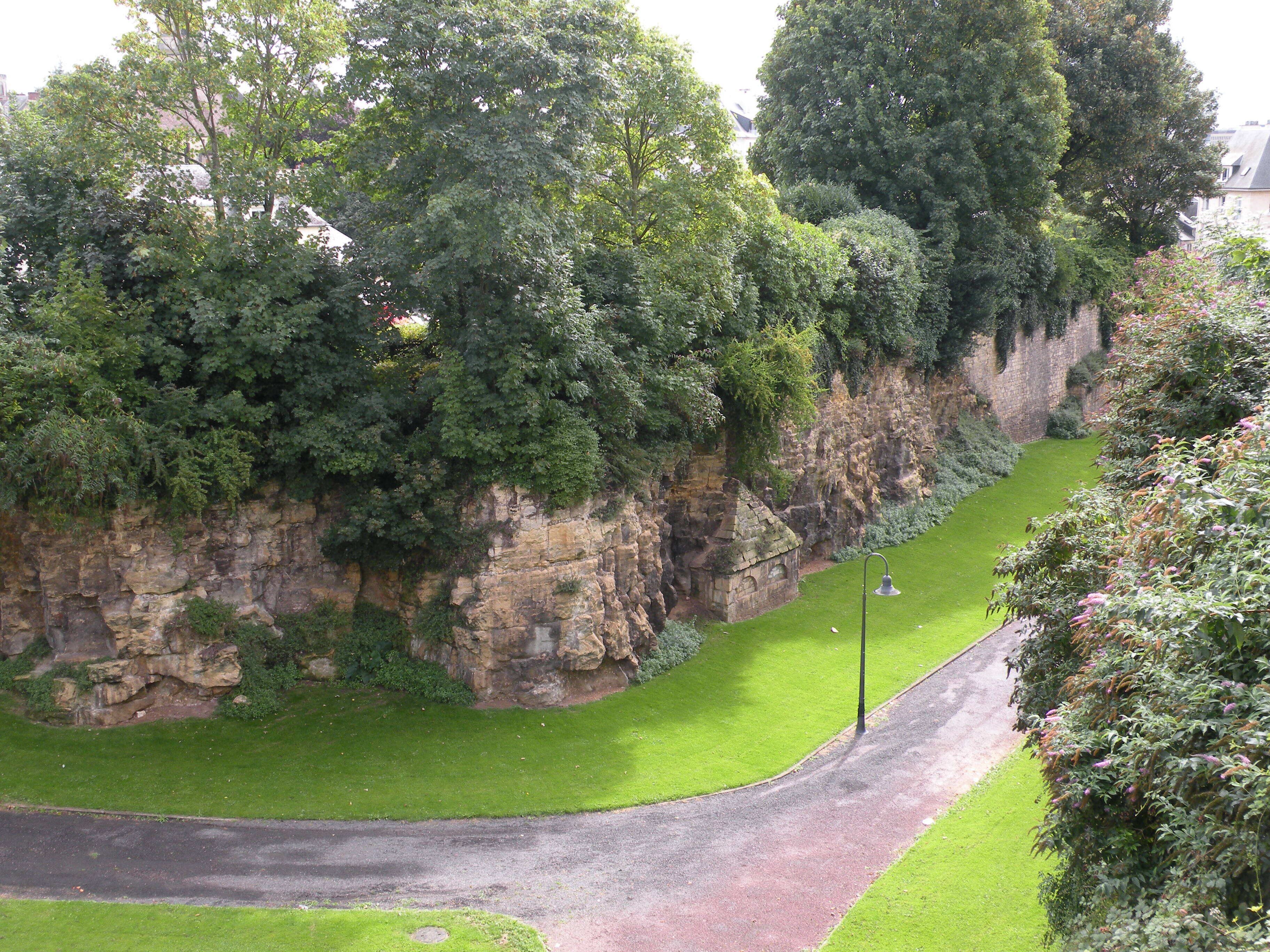 Château de Caen fosse et four