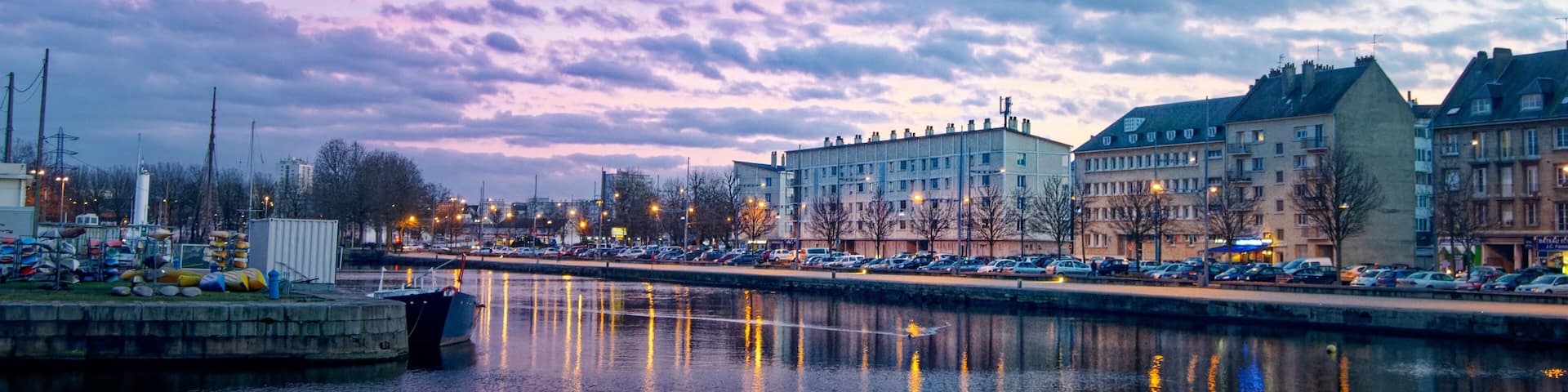 Coucher de soleil sur le port de la ville de Caen, Basse-Normandie, France