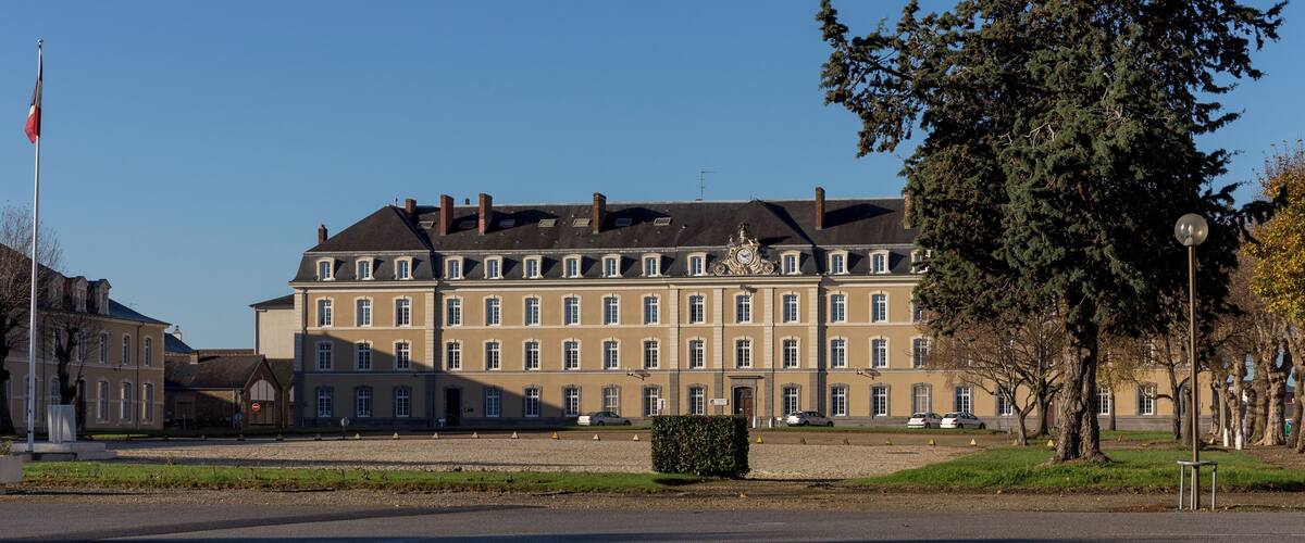 Cour d'honneur de la caserne Foch à Rennes.