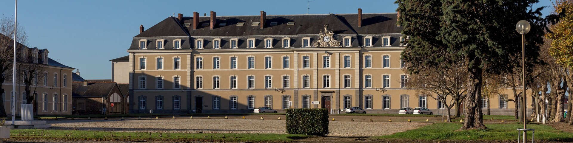 Cour d'honneur de la caserne Foch à Rennes.