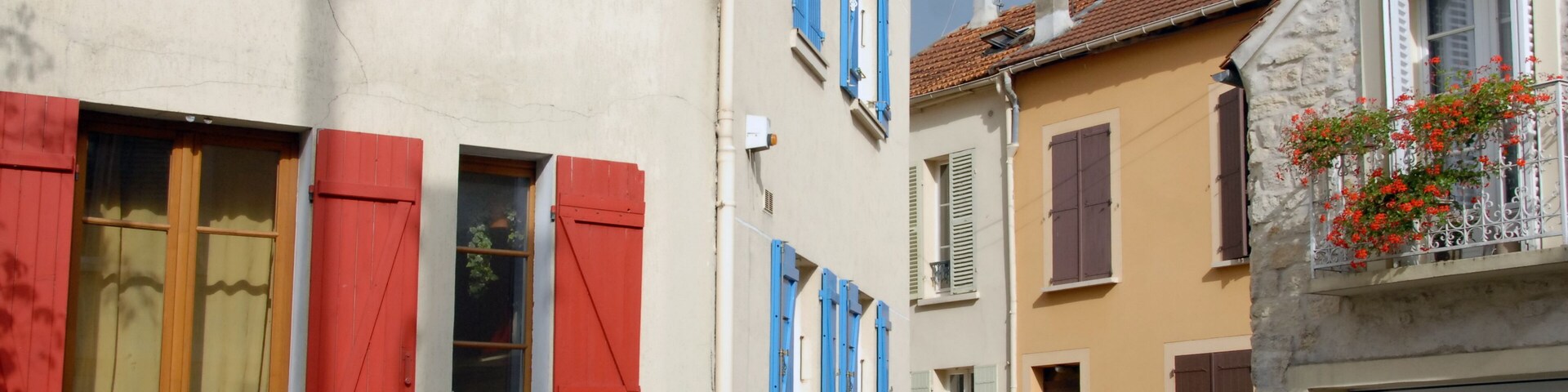 Ville de Champigny-sur-Marne, ruelle colorée du centre ville, volets rouges et bleus, façade fleurie, département du Val-de-Marne, France
