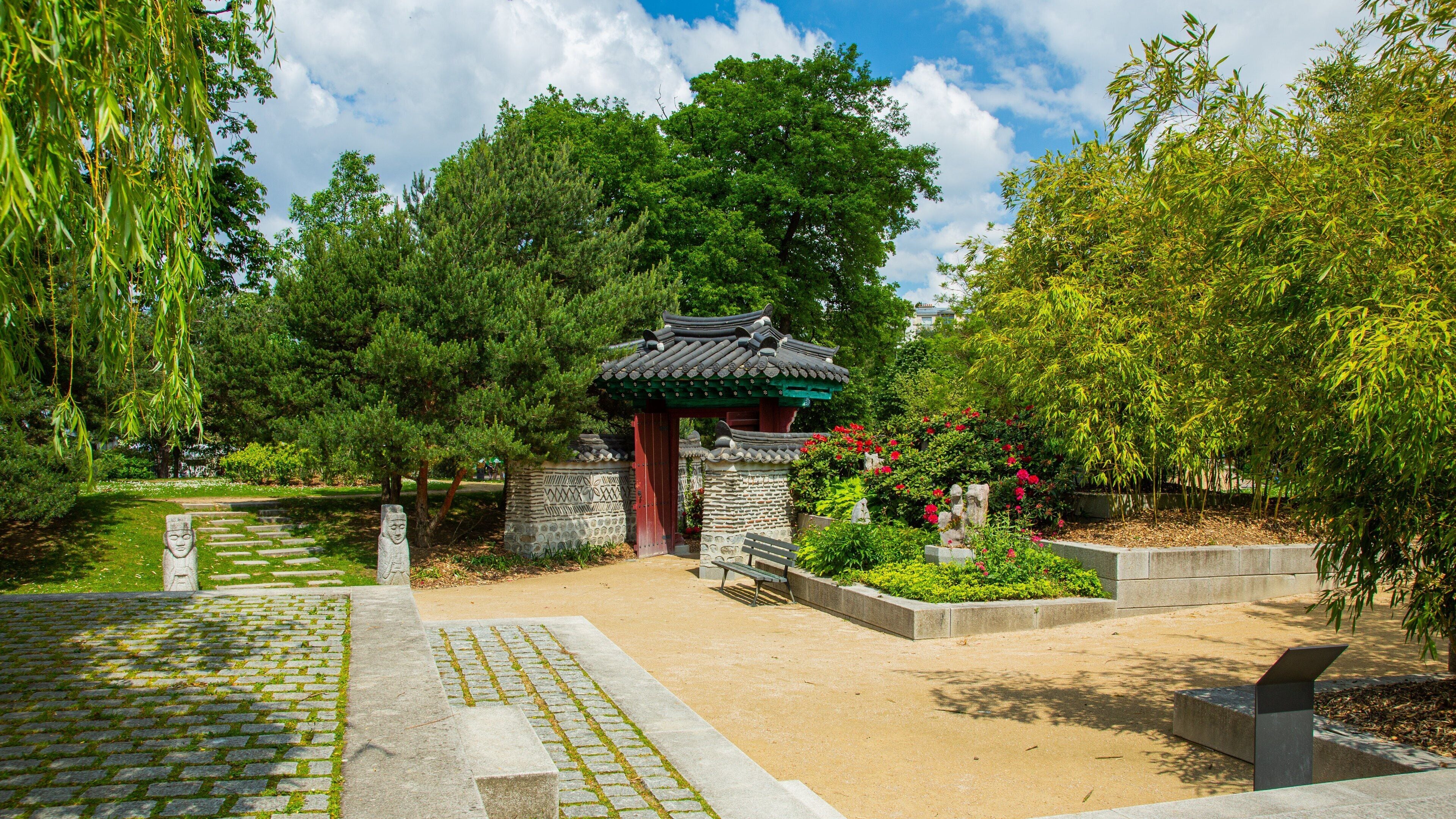 Porte-Dauphine featuring a garden and heritage elements