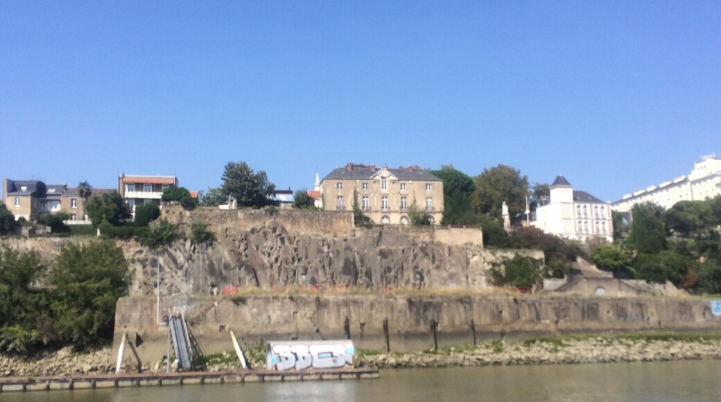 SUr cette butte, l'église Sainte Anne et le musée Jules Verne