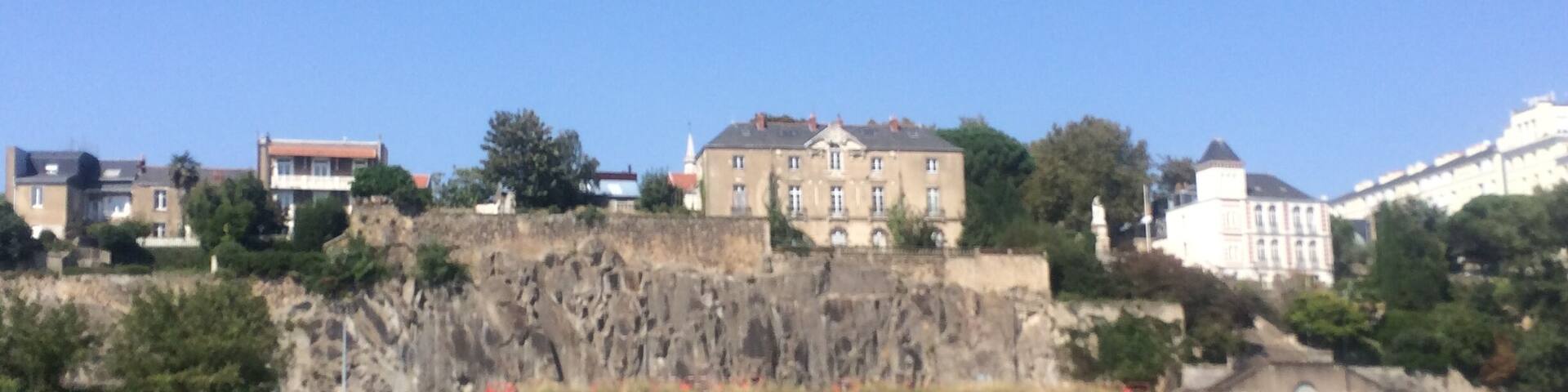 SUr cette butte, l'église Sainte Anne et le musée Jules Verne