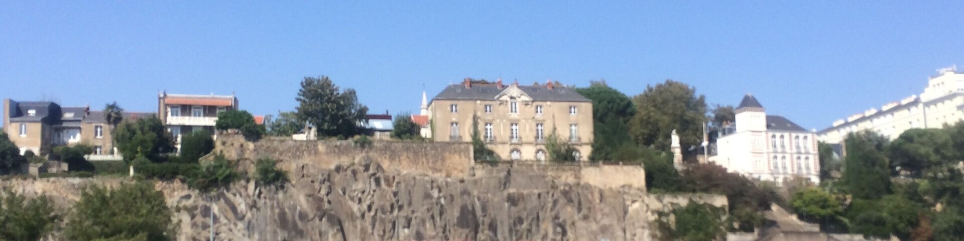 SUr cette butte, l'église Sainte Anne et le musée Jules Verne