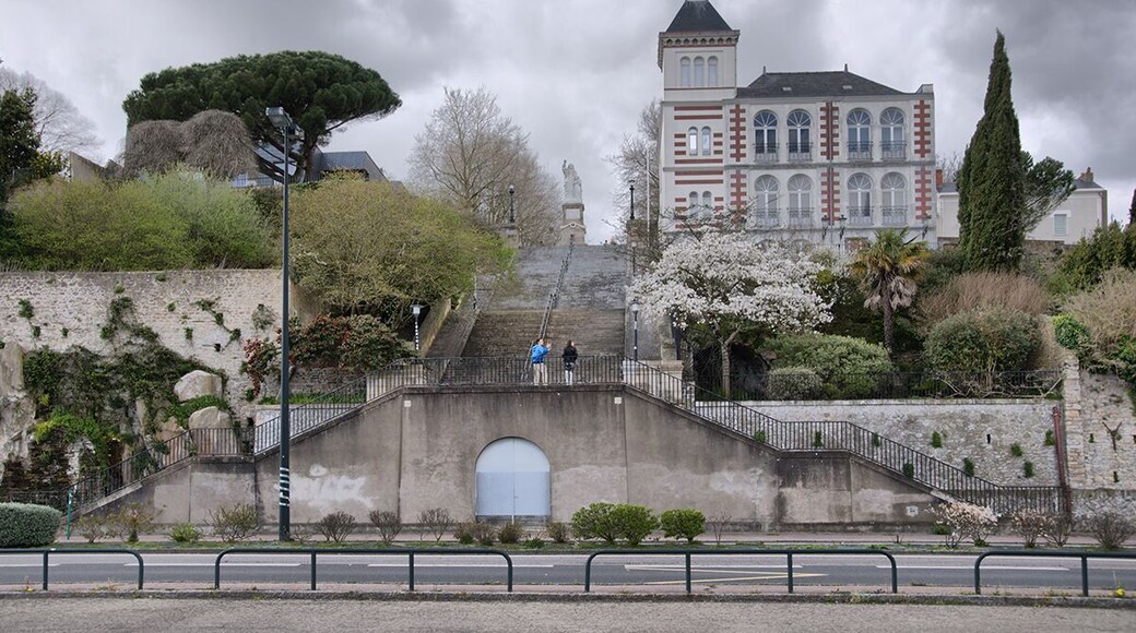 This building is inscrit au titre des Monuments Historiques. It is indexed in the Base Mérimée, a database of architectural heritage maintained by the French Ministry of Culture, under the reference PA44000056 .