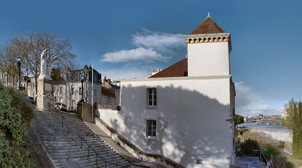 This building is inscrit au titre des Monuments Historiques. It is indexed in the Base Mérimée, a database of architectural heritage maintained by the French Ministry of Culture, under the reference PA44000056 .