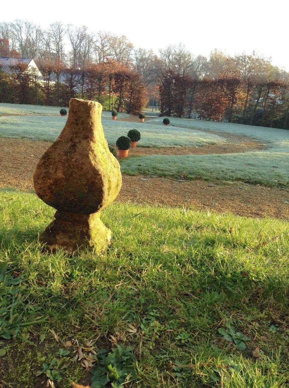 Illustrations du travail des tailleurs de pierre: balustres du perron du jardin à la française.