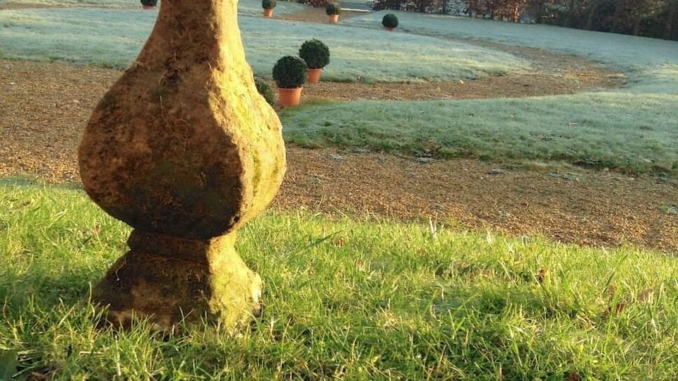 Illustrations du travail des tailleurs de pierre: balustres du perron du jardin à la française.